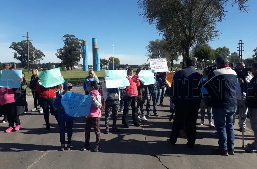 Padres de escuelas cortan la ruta 88 por falta de transporte