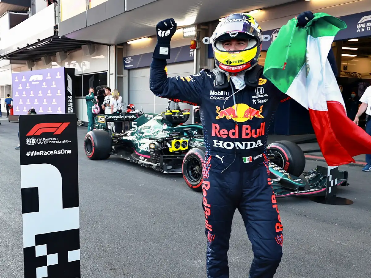  "Checo" Pérez festejó en Bakú