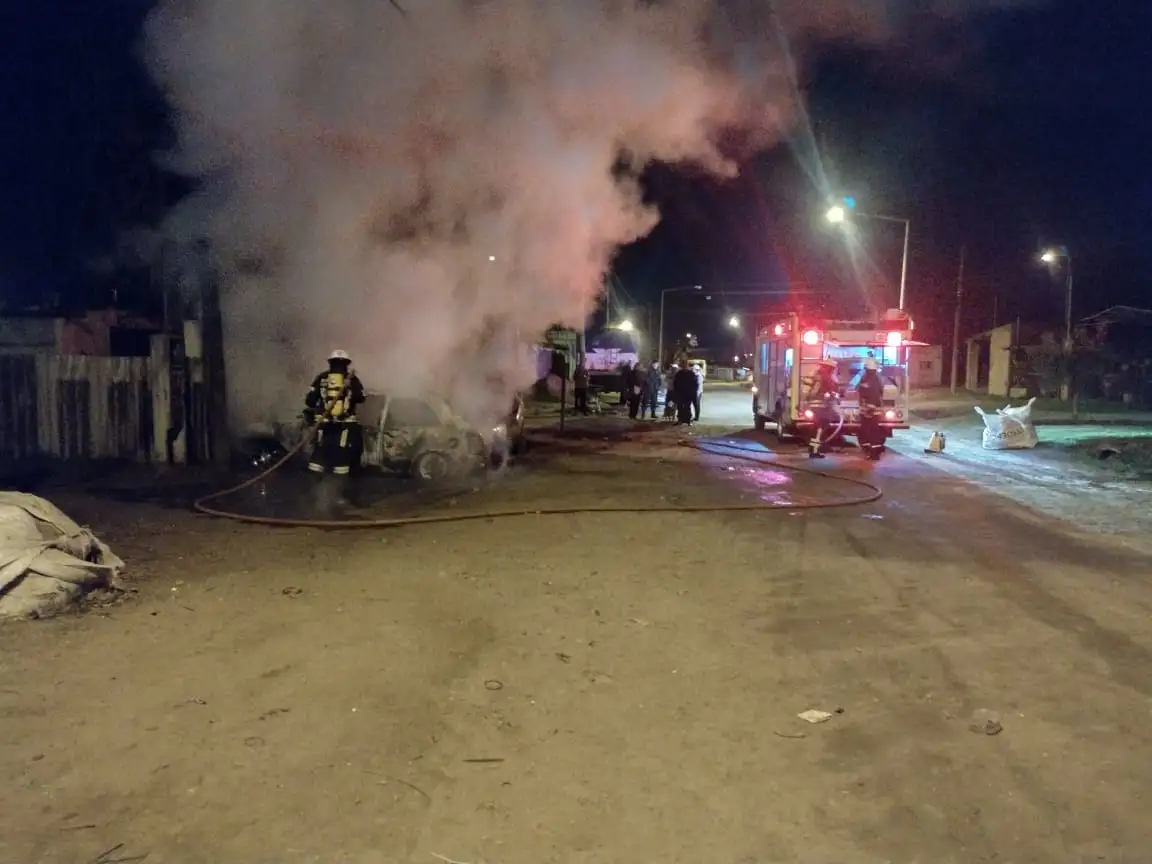 Bomberos logaron sofocar las llamas que afectaron completamente al automóvil.