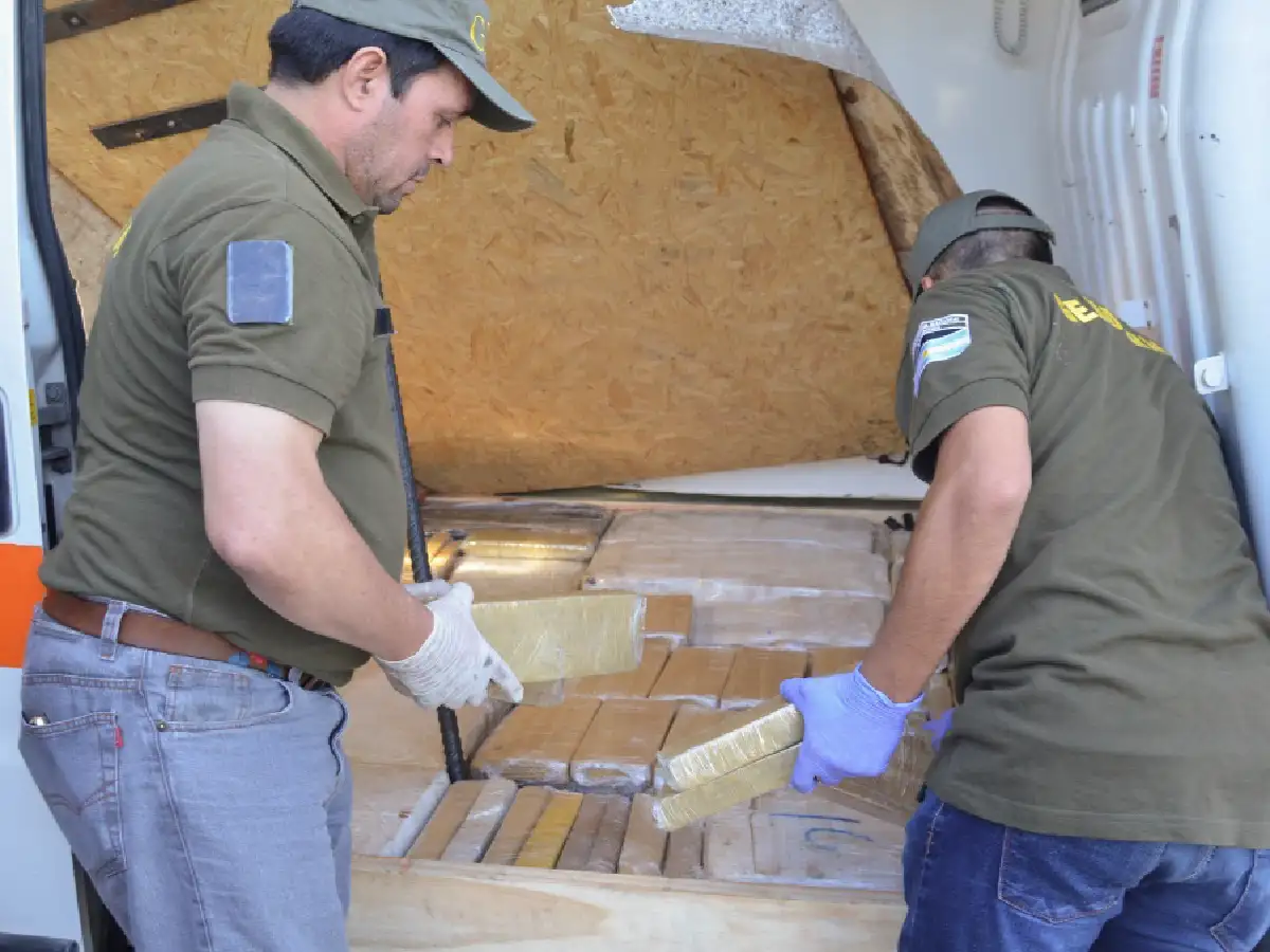 Decomisaron casi 400 kilos de marihuana que trasladaban en una ambulancia