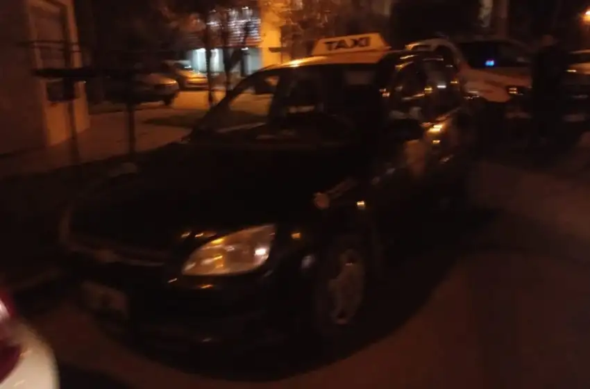 Robaron un taxi en Santa Mónica y lo abandonaron a diez cuadras