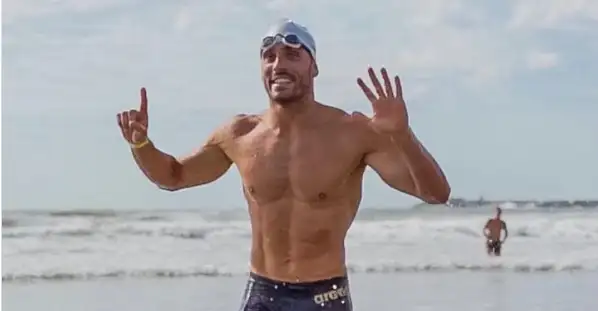 Cristóbal Romero saliendo del agua luego de su sexto triunfo en la Copa "Guillermo Volpe"