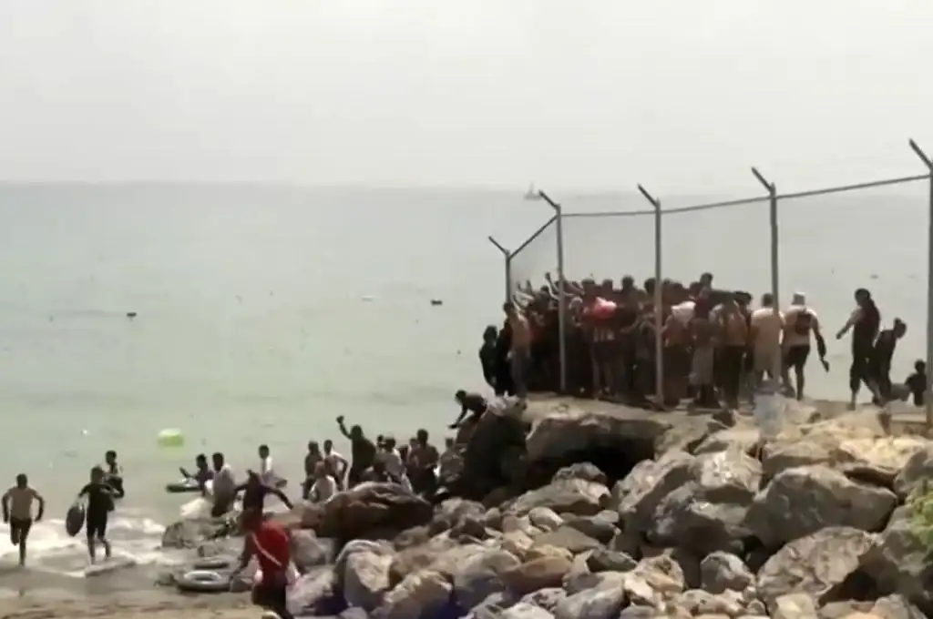 Masiva llegada de migrantes marroquíes a Ceuta