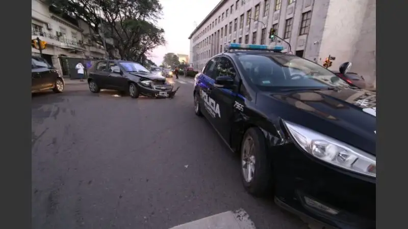 Rosario: un patrullero pasó en rojo y chocó un auto