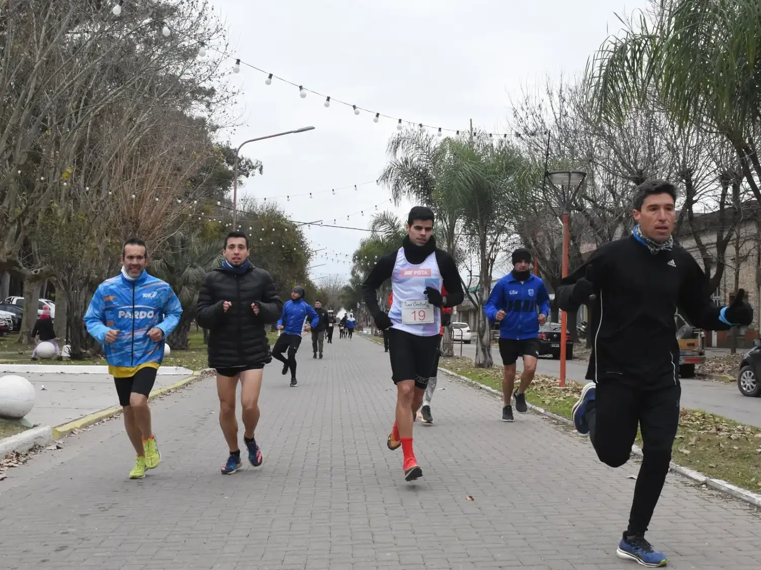 Atletas participan de la competencia de running en el Predio Medialuna, recorriendo el circuito urbano durante las pruebas de 5K y 10K. Los corredores se preparan para el desafío deportivo en una jornada de entrenamiento al aire libre.