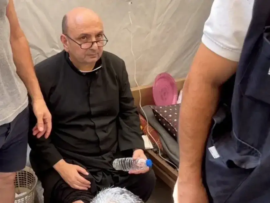 Gabriel Romanelli, el padre argentino, siendo atendido este jueves en Gaza. Crédito: Reuters/Dawoud Abu Alkas