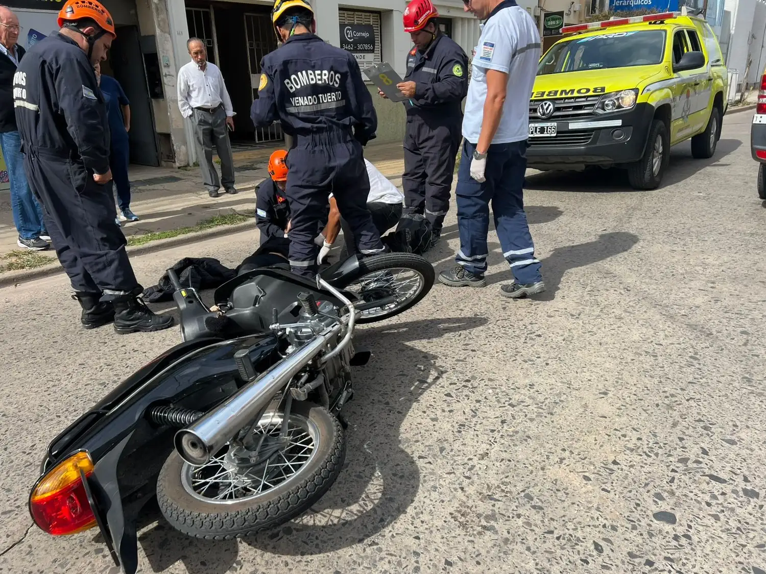 La moto tras sufrir el fuerte impacto.