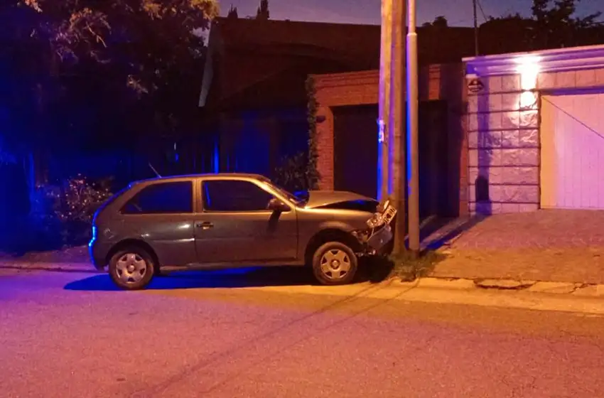Perdió el control del auto y chocó contra un poste en Los Troncos