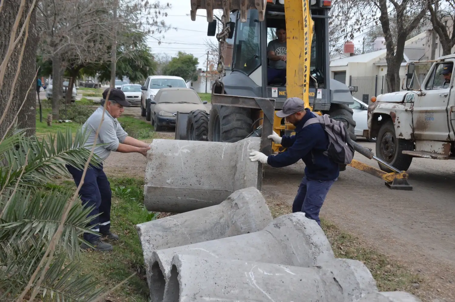 Personal municipal trabajando en la colocación de tubos.