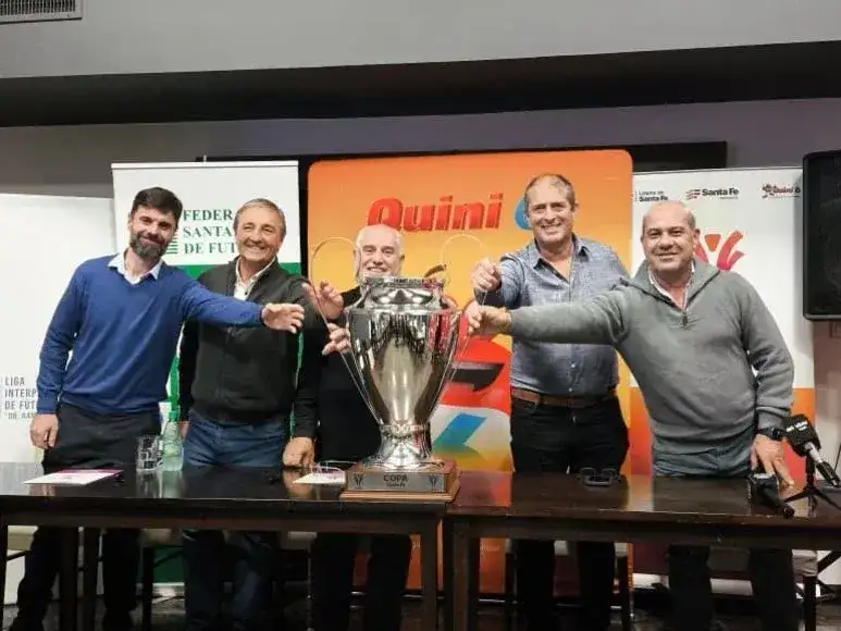 Diez años después, Independiente de Chañar Ladeado renovó su romance con la Copa y recibió la "orejona" santafesina.