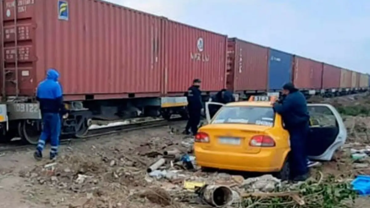 Un taxi fue arrollado por un tren de carga y se salvaron de milagro