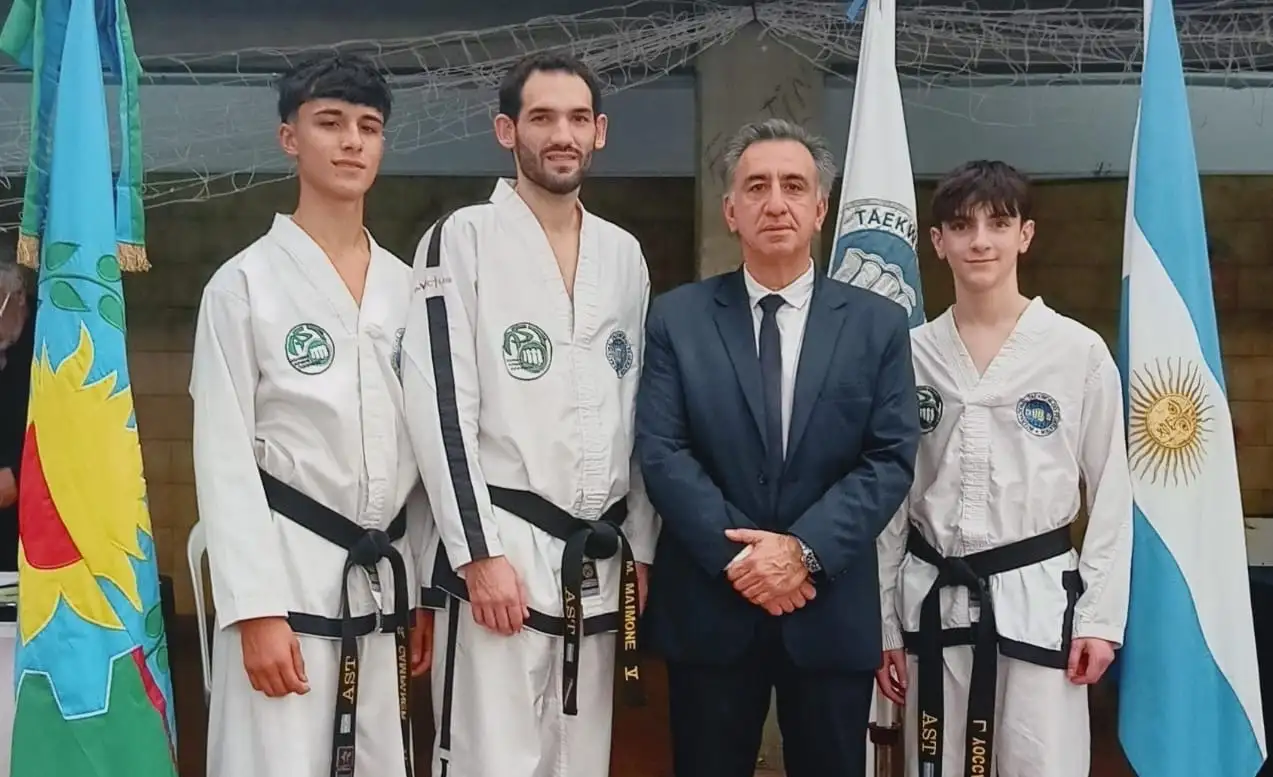El maestro Alejandro Yapuncic junto a Lautaro Yocca, Matìas Maimone y Santiago Campaner.