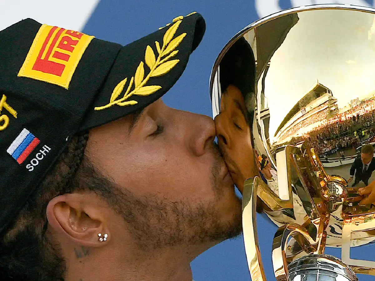 Hamilton ganó y se aleja
