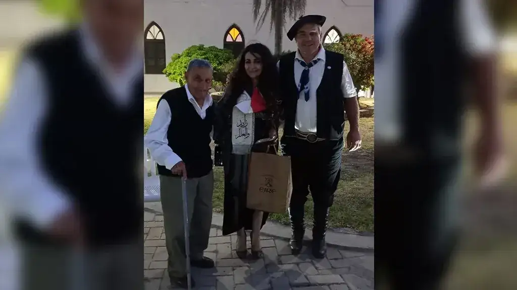 Carina junto a Domingo Yañez, descendiente de Nicasio Yañez, y Edgar Tuninetti, impulsor de la investigación y dueño del Fortin Gaucho Garay de Villa del Tránsito