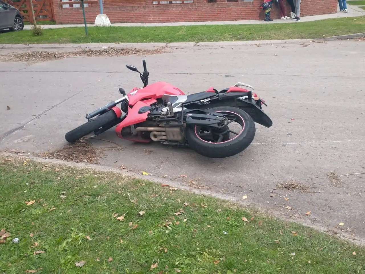 El motociclista fue trasladado en una ambulancia del SAME a una clínica privada.