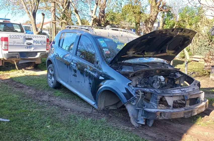 Descubren un auto robado que tenían "cortado" y ofrecían sus partes a la venta en redes sociales