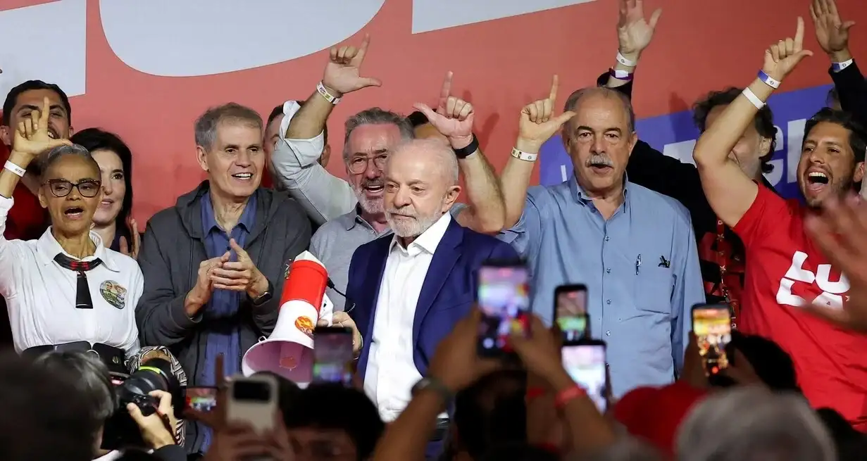 Lula revirtió la primera tendencia, que daba amplia ventaja a Bolsonaro.Lula revirtió la primera tendencia, que daba amplia ventaja a Bolsonaro.