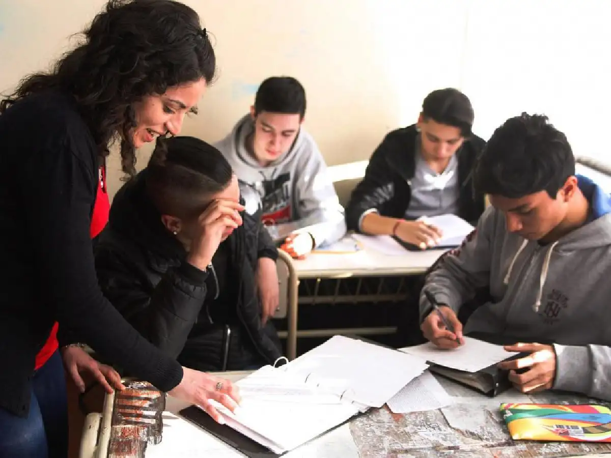 Prohibieron el uso de celulares y dispositivos tecnológicos en las escuelas de Catamarca