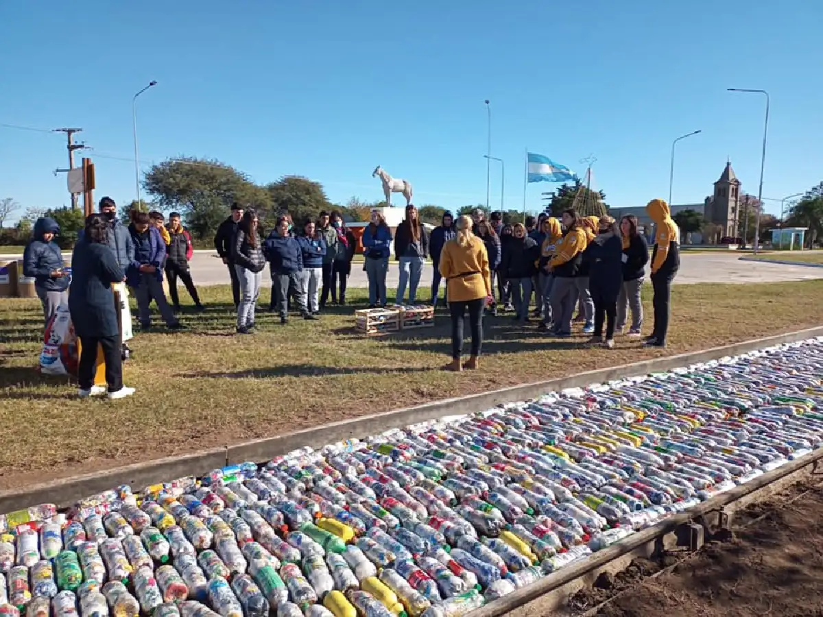 Una ciclovía con ecoladrillos en la Tordilla