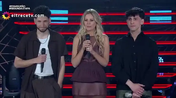 Barbie Simons sufrió un percance en plena presentación  y siguió como si nada