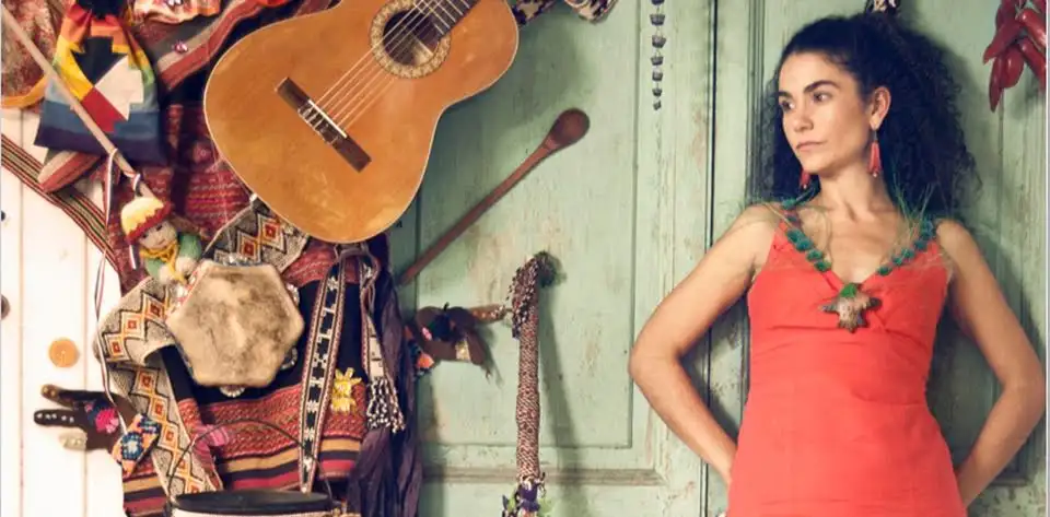 Natalia Contesse presenta "Un eco de Violeta"