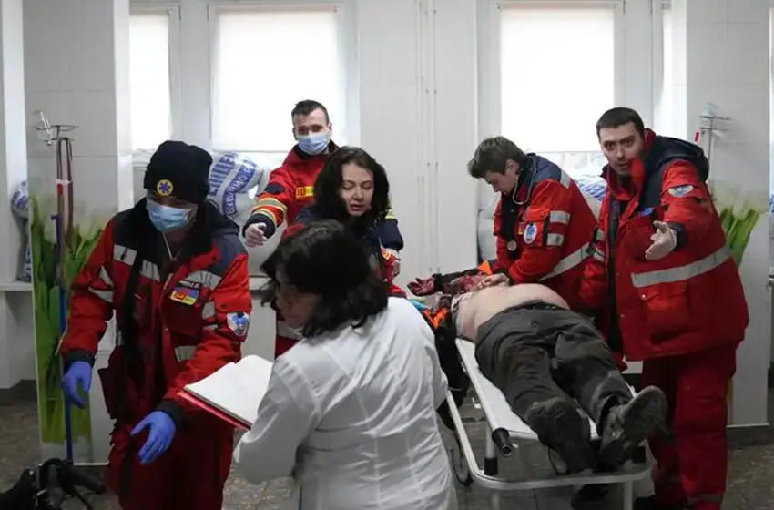 Suenan las sirenas antiaéreas: civiles buscan huir de Kiev