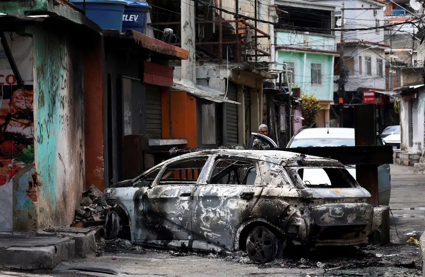 La violencia escaló durante el operativo y las imágenes parecen de una zona de guerra.