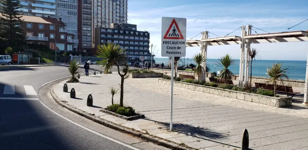 En la curva de Playa Chica, la velocidad máxima para conducir es de 30 km/h.