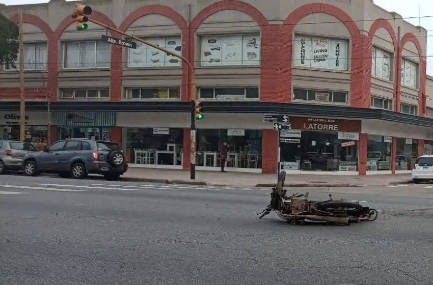 Motociclista internado con traumatismo de cráneo tras choque en Independencia