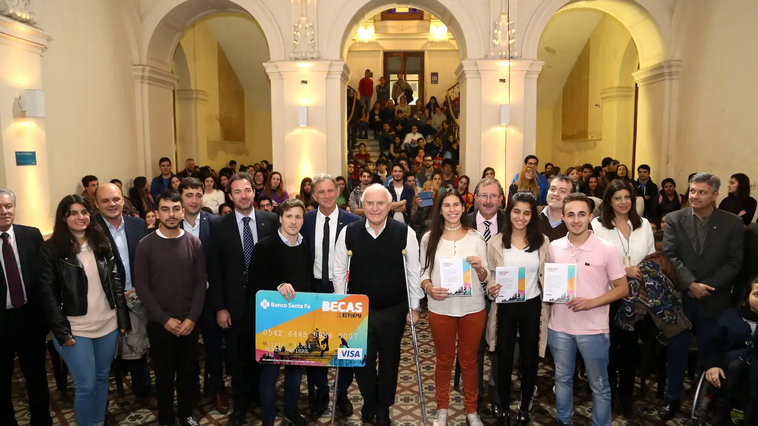 Lifschitz entregó 250 becas a estudiantes de nivel superior