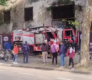 La autobomba se dirigía a combatir un incendio cuando protagonizó un choque con un colectivo y un automóvil.