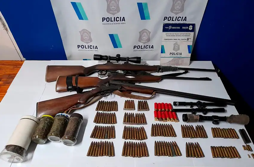 Le molestó el volumen de la música y amenazó a su vecina con una escopeta: tenía un arsenal en la casa