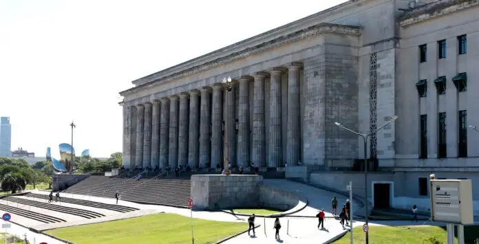 Tanto la UBA como la entidad bancaria involucradas iniciaron investigaciones internas que llevaron a las detenciones.