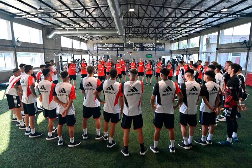 Los jugadores de River reunidos mientras escuchan las indicaciones del técnico Demichelis