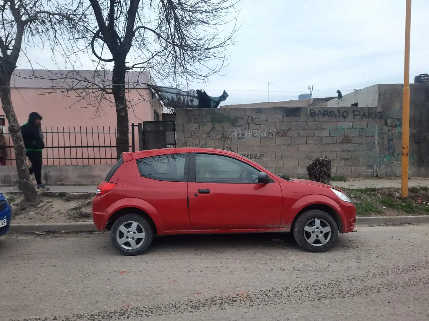 Dejó las llaves puestas en el baúl y le robaron el auto