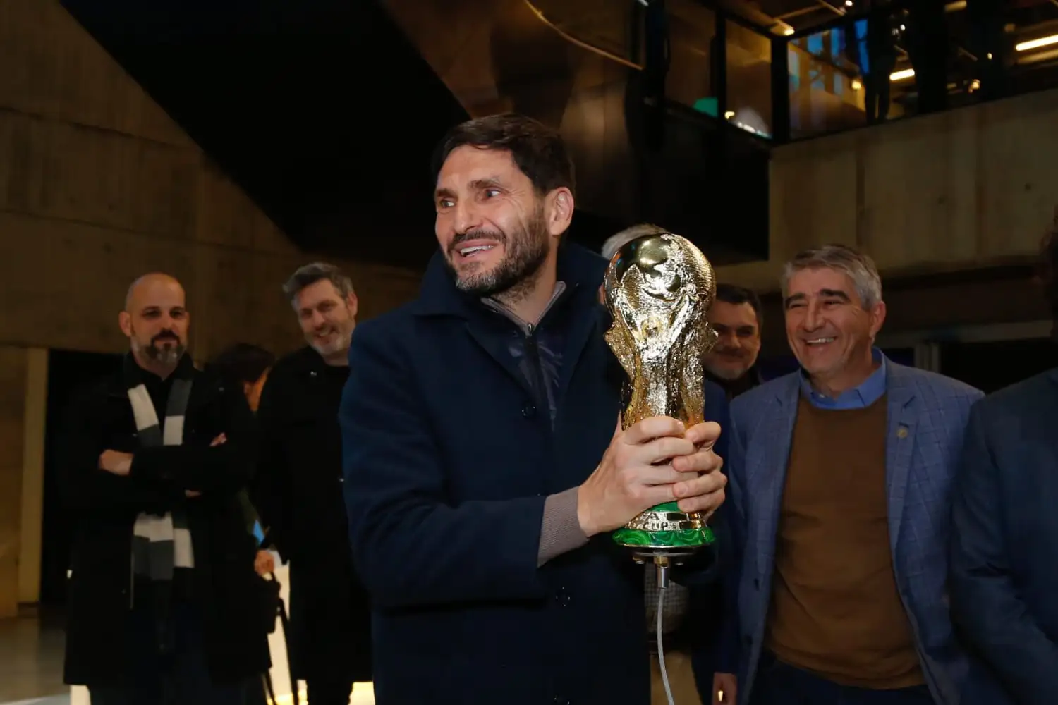El gobernador con la réplica de la Copa del Mundo.