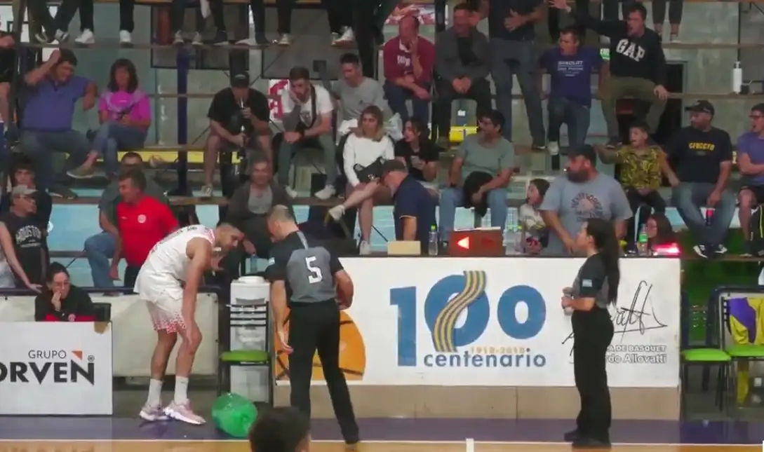 Momento del incidente donde le arrojan un vaso y el bidón a Aramayo. Foto: Captura de la transmisión de Zona Cero Producciones