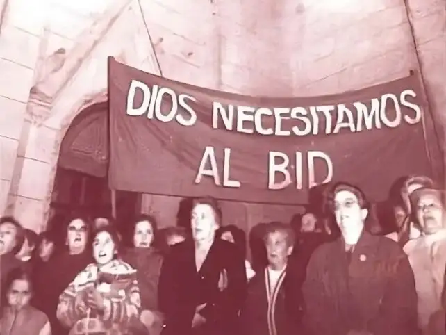 Los damnificados por la caída del banco elevaron sus ruegos, pero la situación no tenía retorno. Foto: Gentileza