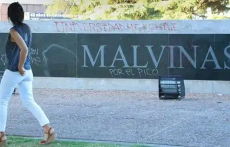 Rosario: Un grupo de chilenos vandalizó el monumento a Malvinas