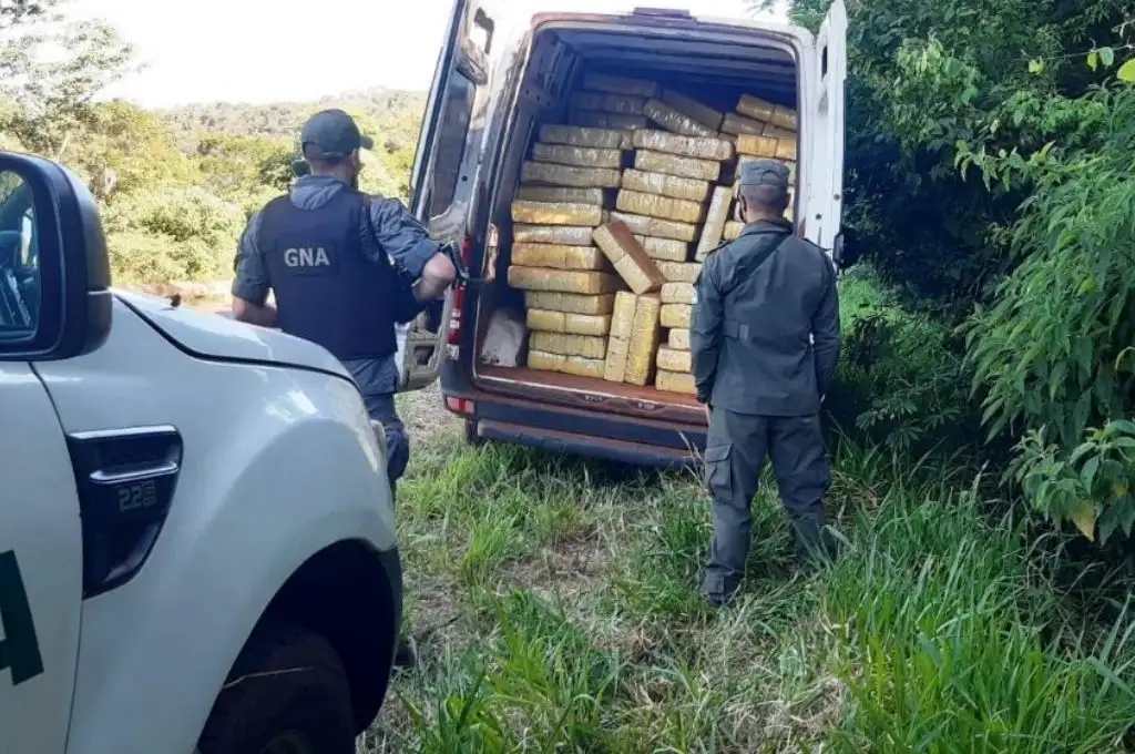 Abandonan camioneta con más de 3 toneladas de marihuana al toparse con un control