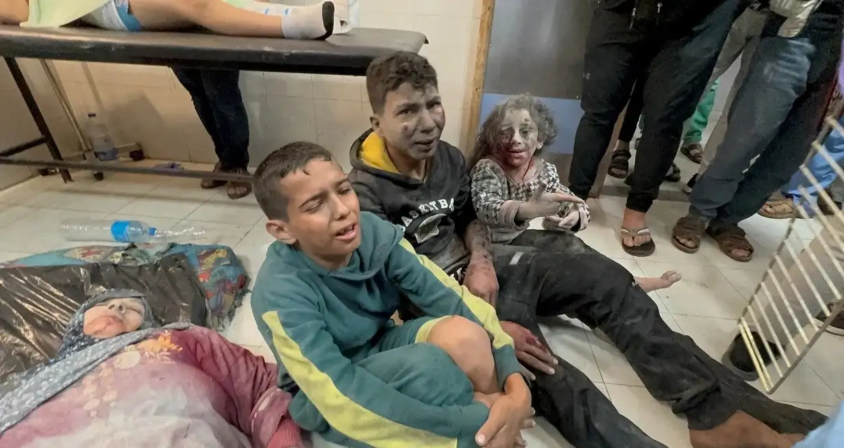 Niños palestinos heridos en los ataques israelíes esperan ser asistidos en el hospital Nasser en Khan Younis, en el sur de la Franja de Gaza, el 7 de diciembre de 2023. Foto: Reuters