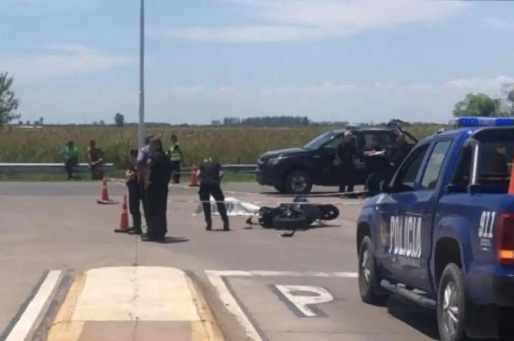 Murió un motociclista al chocar contra un camión en Ruta 11 y Circunvalación Oeste