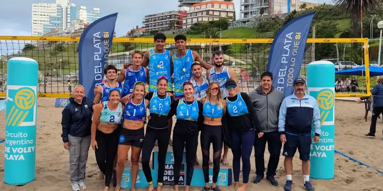 Los integrantes de los podios masculinos y femeninos con el triunfo de Peralta y Enríquez en damas. (Foto: FeVA)