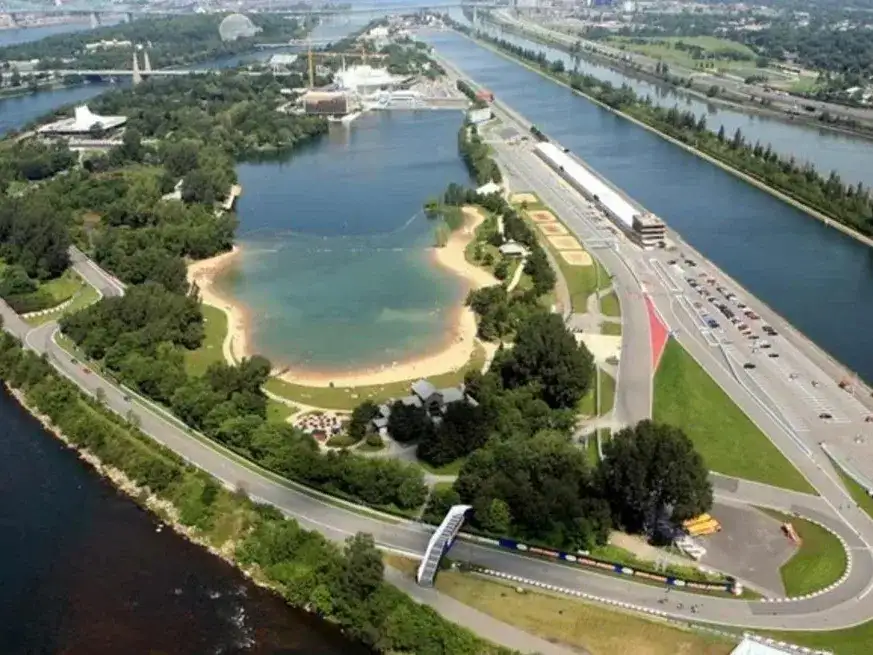 El trazado Gilles Villeneuve, con su superficie reacondicionada y baja abrasión, plantea un desafío único para las escuderías, requiriendo ajustes continuos en cada sesión.