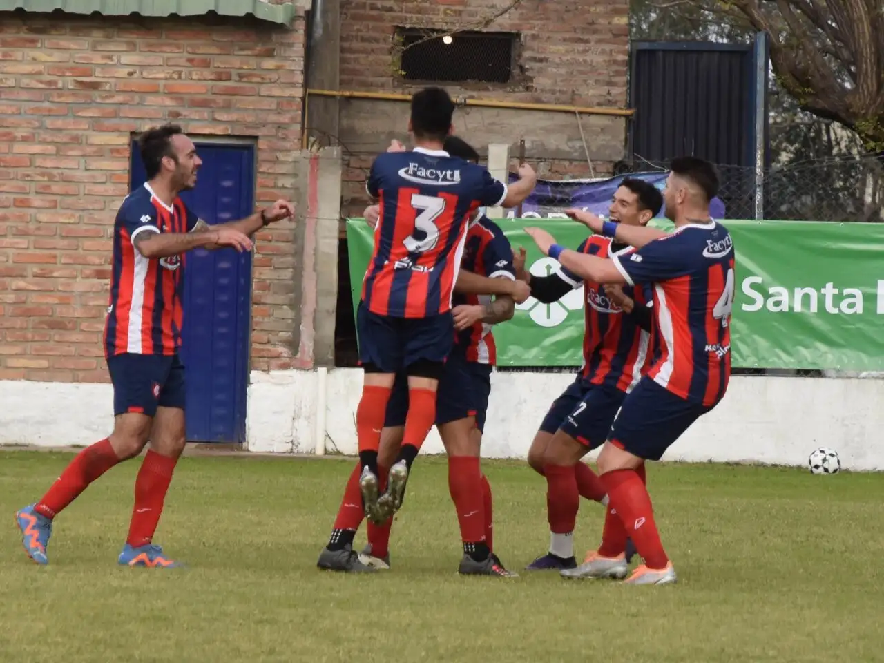 Atlético fue más contundente y se quedó con el partido de ida