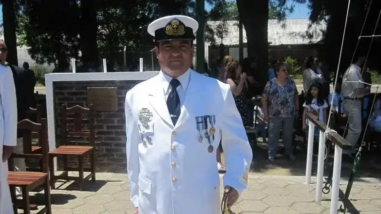 Akins formó parte de la Agrupación Comandos Anfibios, con la que sirvió en la guerra de Malvinas.