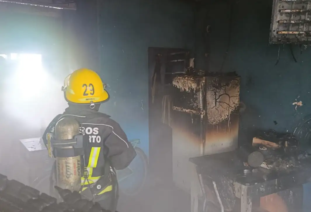 Bomberos extinguieron el fuego y evitaron una posible explosión al retirar una garrafa.