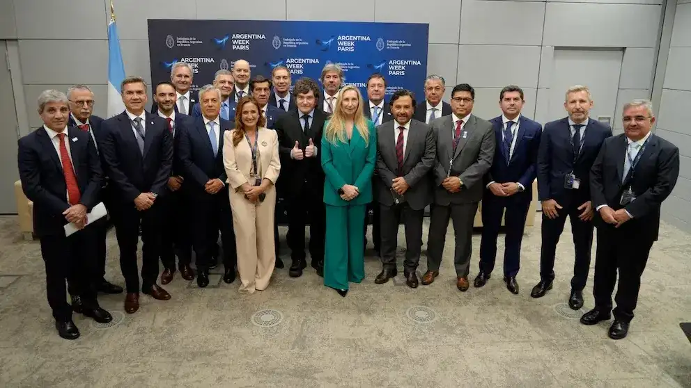 Javier Milei encabezó en París la búsqueda de inversiones por 27.000 millones de dólares junto a trece gobernadores.