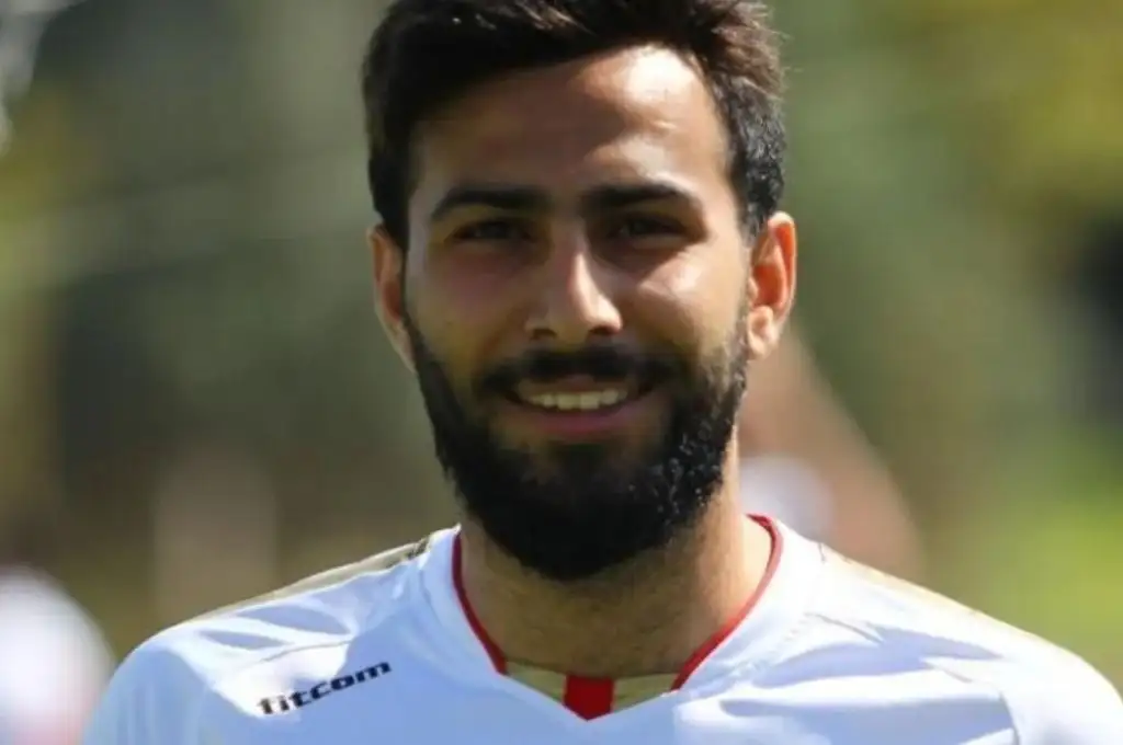 El futbolista iraní, Amir Nasr Azadani, evitó su ejecución pero recibió una dura condena