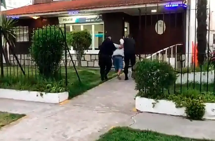 Cuidacoches agresivo en Alem amenazó de muerte a un policía y fue detenido